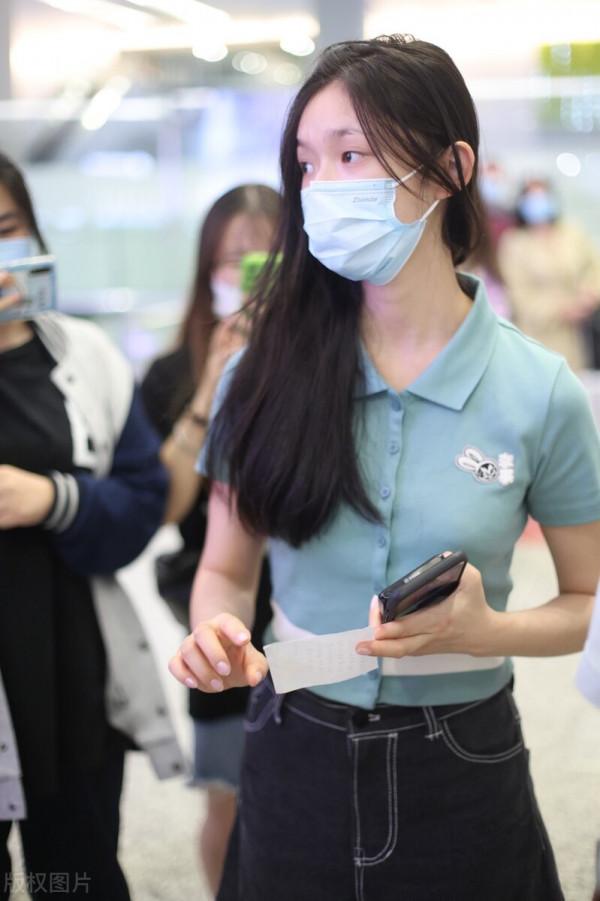 林允穿綠色短袖針織衫搭配拼接分割牛仔褲熱辣時髦