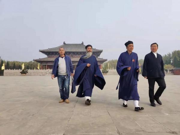 古代老子出關傳下道德五千言，當今飄涯子出關不知有何干？