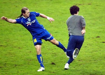 足壇奇葩故事(3)：上場三秒就被紅牌罰下，一道雷劈了全隊