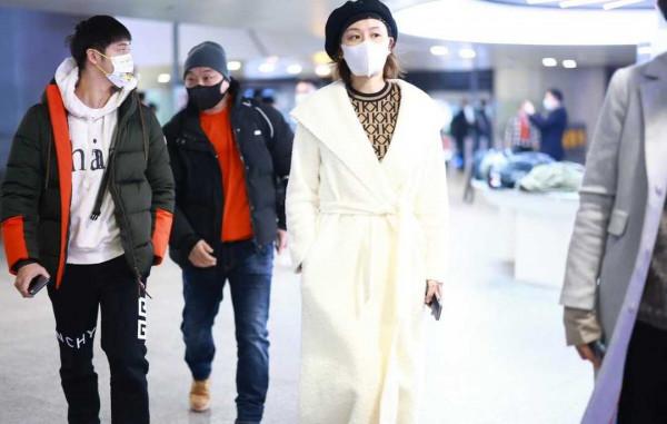 葉一茜也太時髦了！穿白色睡袍配馬丁靴走機場，別說還挺洋氣的