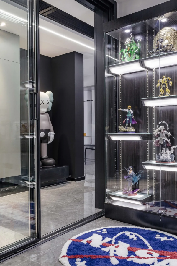 一個kaws收藏達人的家，連角落都是精彩