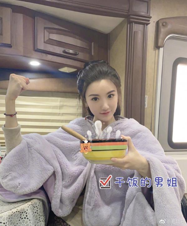 美女毛曉彤曬化妝間照片，高馬尾十分顯英氣！吃飯用比臉還大的碗