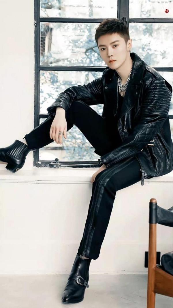 鹿晗剪寸頭扮硬漢，穿皮衣踩5cm高跟靴，看臉卻依然是秀氣小鮮肉