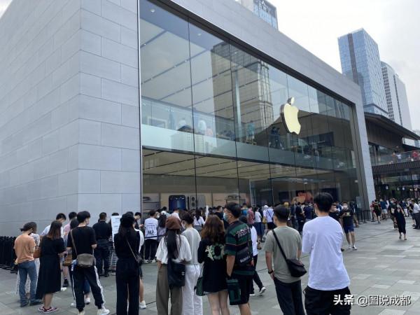 蘋果13開售，上百人排隊購買，黃牛加價銷售