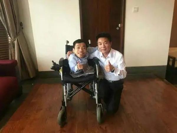 “輪椅總裁”李創利：身高不到1米，賺3億後娶1米7的女秘書為妻