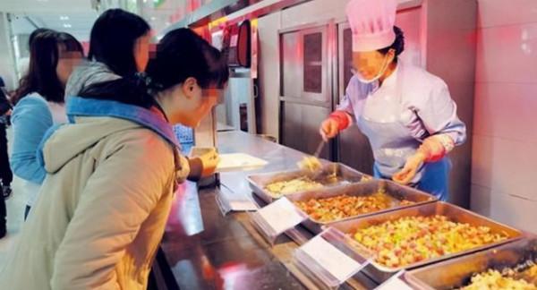 禁止學生訂外賣，食堂被罵上熱搜，大學飯菜究竟有多反人類？
