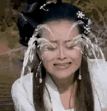 面目猙獰、嘶吼、搖頭晃腦，這些演員把感人的哭戲硬是演成了喜劇