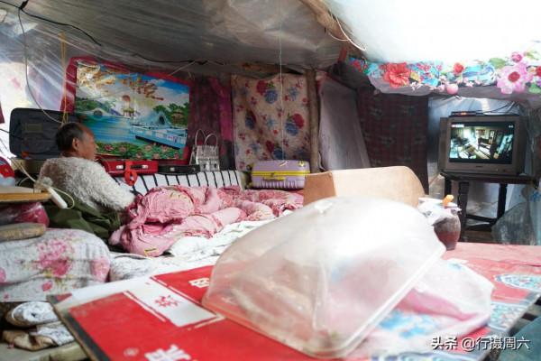 巴蜀奇人隱居山西農村，用塑膠布搭房過冬，看活成啥樣