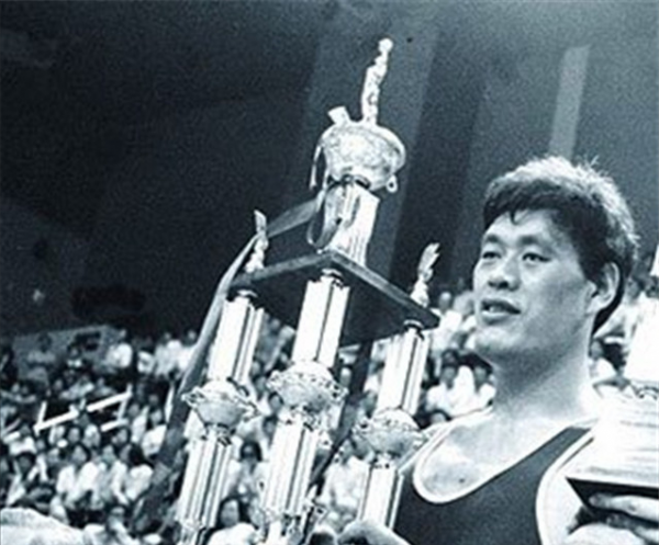 亞洲第一中鋒穆鐵柱墓地，墓誌銘述其一生，大郅鄭海霞淚別