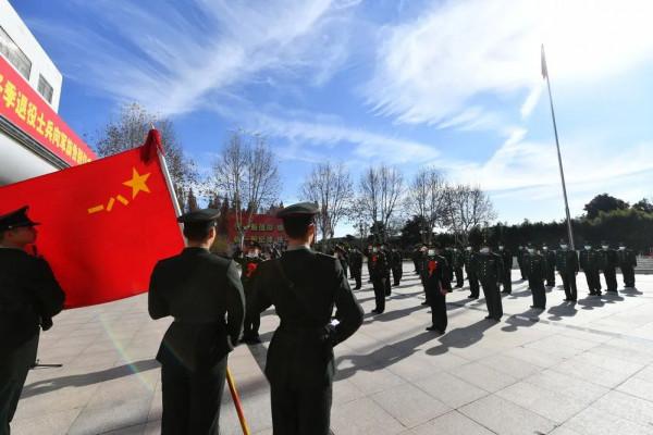 敬禮！第71集團軍組織退役士兵向軍旗告別儀式