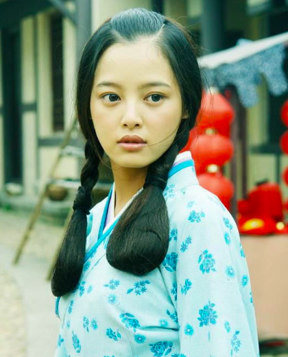 辛芷蕾回老家參加親弟婚禮，打扮低調顏值突出，和新娘熱聊感情好