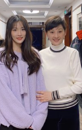 徐帆胡軍罕同框，與小輩站著合影如同齡人，54歲徐帆巴掌臉好精緻