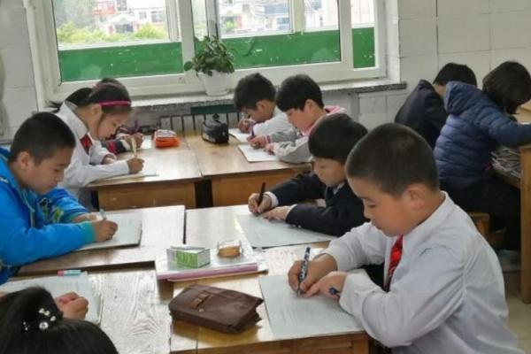 小學生作文《孤獨》，全文僅15個字卻獲滿分，字雖少但意境完美