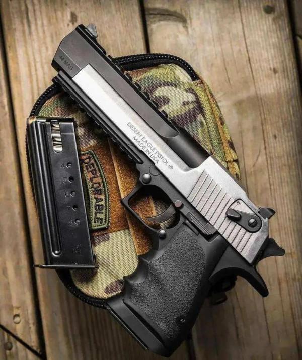 輕武器欣賞，一把把精緻的手槍，都是精美的藝術品