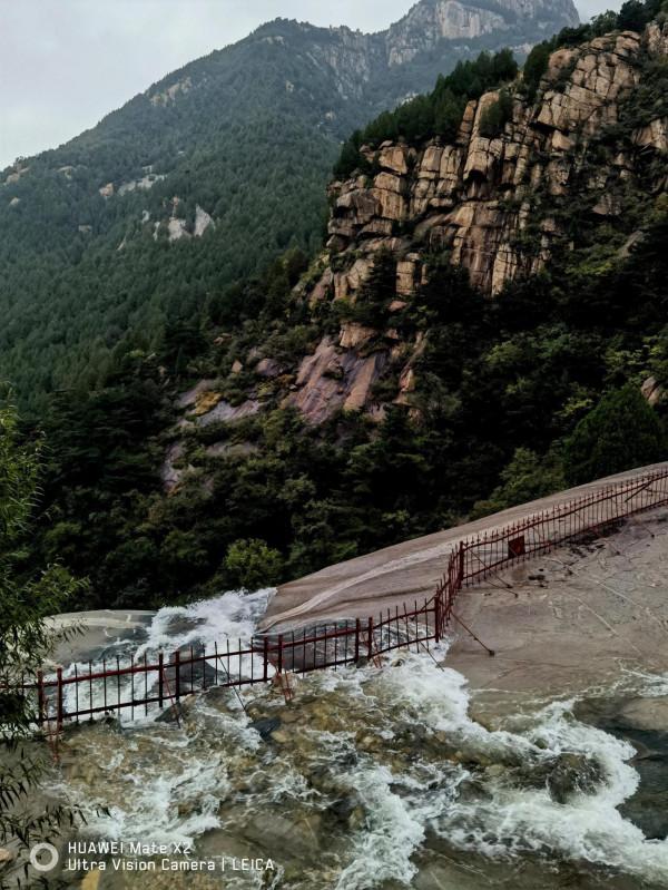 秋日雨後泰山黑龍潭