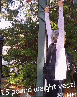 67歲奶奶一口氣拉10個引體向上,這實力可能猛男看了都佩服 67歲奶奶一口氣拉10個引體向上,這實力可能猛男看了都佩服