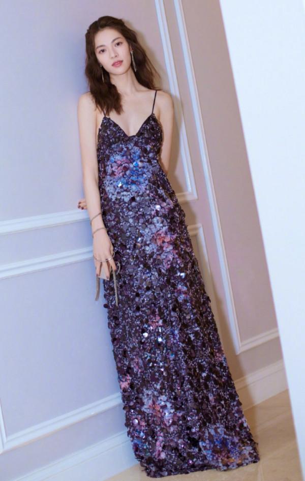 李冰冰挑戰女愛豆的唱跳穿搭，從正面看，上衣只有一個巴掌寬