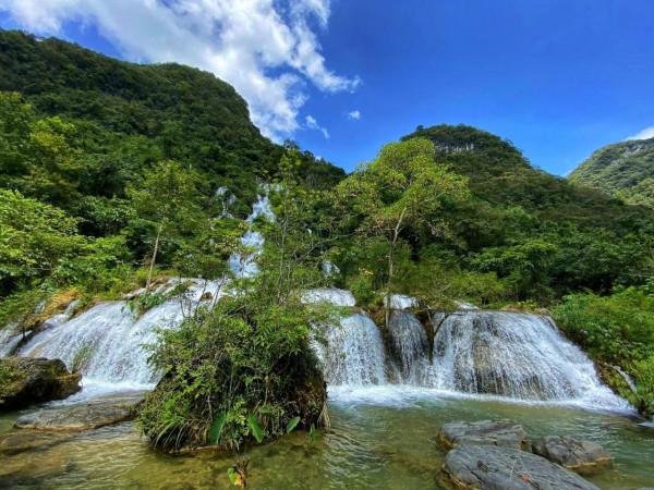 到了荔波，我才知道原來綠寶石真的就是水的顏色