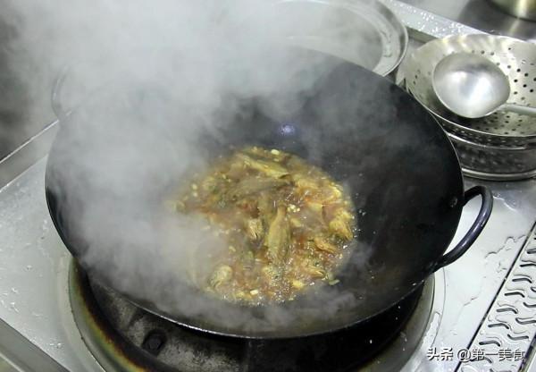 焦燒小黃魚,先炸再煨更入味,魚肉香酥味道鮮,連魚骨都能嚼著吃 焦燒小黃魚,先炸再煨更入味,魚肉香酥味道鮮,連魚骨都能嚼著吃