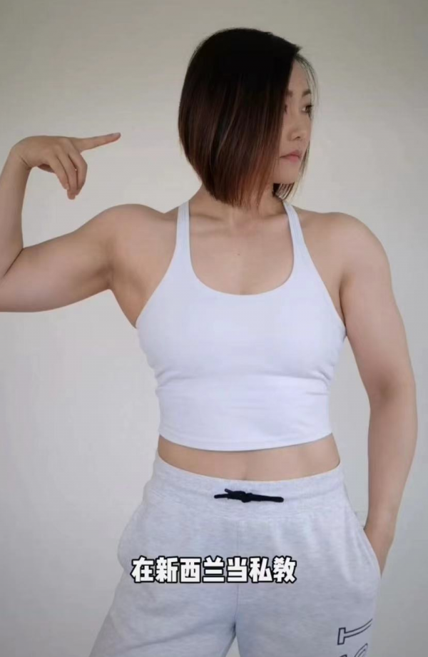 65歲戲骨和洋老婆秀恩愛!稱找不起中國妻否認拿綠卡,三胎剛半歲 65歲戲骨和洋老婆秀恩愛!稱找不起中國妻否認拿綠卡,三胎剛半歲