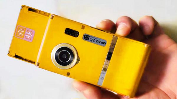 用5號乾電池做電源，體驗韓國現代這款滑蓋手機，續航就是不一樣