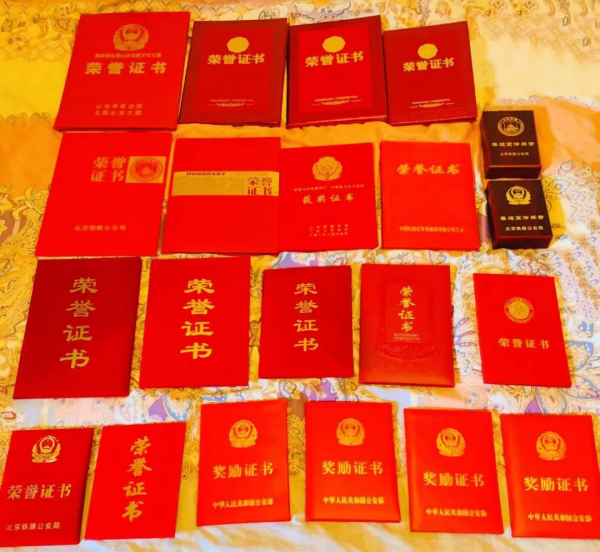 這位女警的作品曾在地鐵上展出，你見過嗎？早安！​