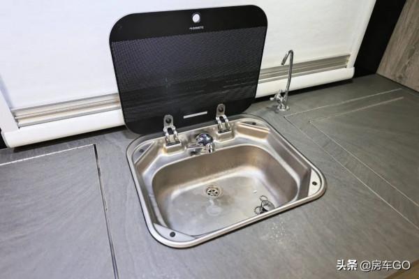 房車中的“陸地巡洋艦”，霸氣外形車內精緻，黑系HQ21實拍評測