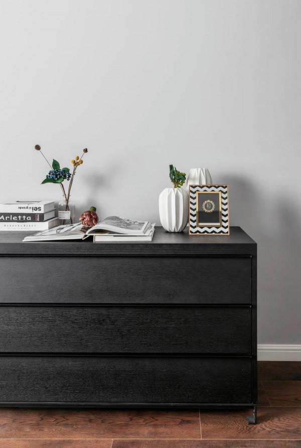 男導遊的家，用基礎的圖形加線條，裝扮出令人嚮往的家