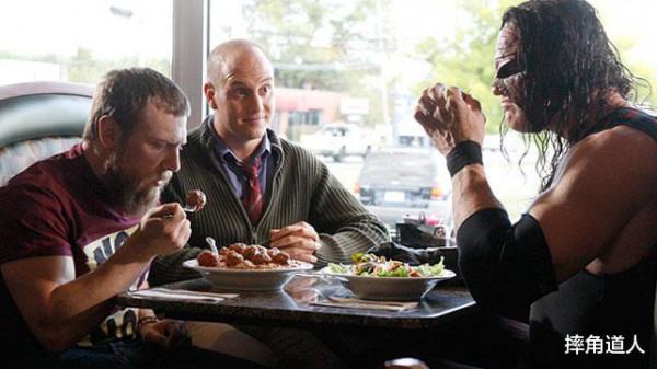 在WWE當心理醫師有多難？治好的可能是病人，但瘋的一定是大夫