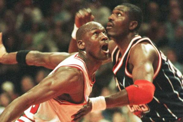 很好奇，喬丹在小球年代，沒有手臂接觸的防守，場均多少分？