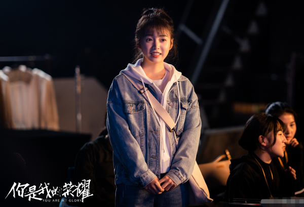 前腳與熱巴搭檔完，後腳又出演張若昀新劇，換造型後愣是沒認出來