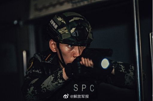 軍校學員畢業照，太太太太太酷了