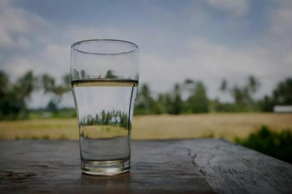 早上起床喝一杯溫水，等於喝細菌嗎？醫生告訴你正確答案