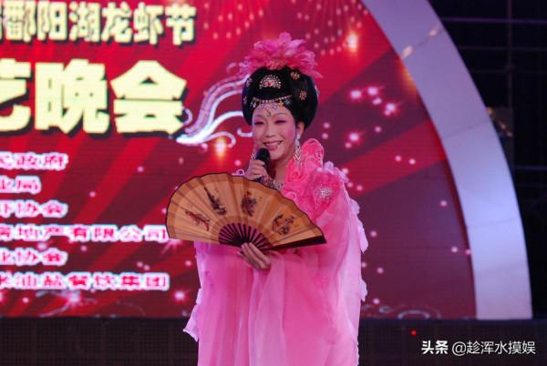 李玉剛的辛酸從藝之路曾跳河、乞討過。可謂臺上一分鐘臺下十年功