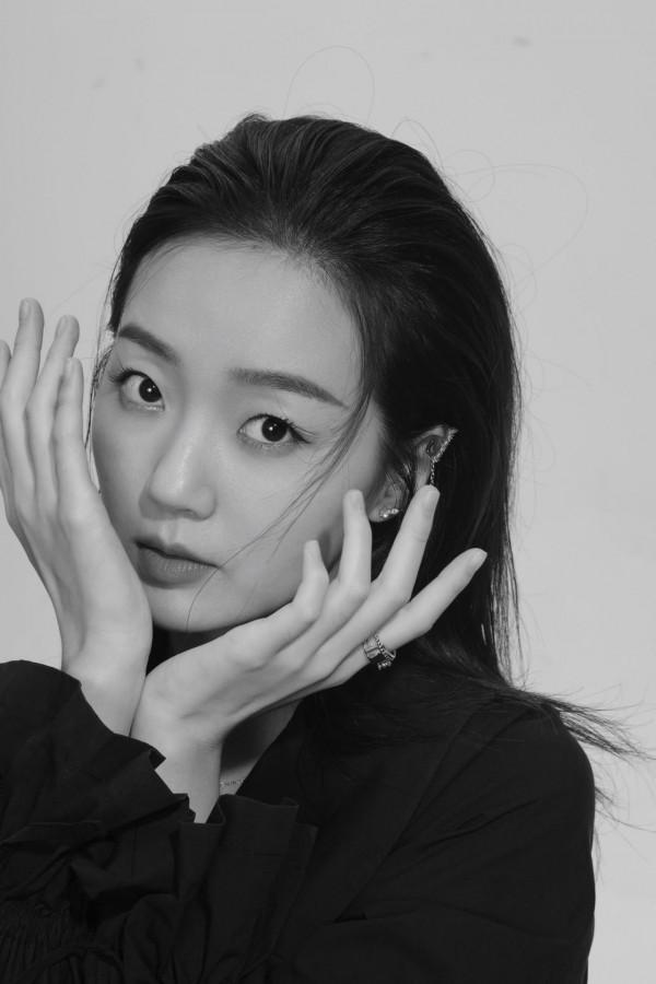 張宇檸黑白情緒感大片 高階質感展凌亂隨性美