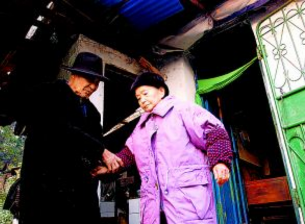 24年前，82歲老人第三次結婚，領證時發現對方是失散60年結髮妻子