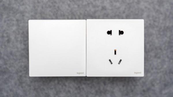 恭喜你,在裝修前看到了這篇開關插座大比拼,五款一線品牌哪家強 恭喜你,在裝修前看到了這篇開關插座大比拼,五款一線品牌哪家強