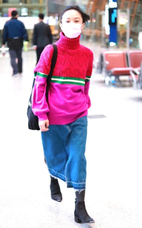 周迅的時尚看不懂,毛衣只穿“上半截”,雖然有些彆扭,卻挺時髦 周迅的時尚看不懂,毛衣只穿“上半截”,雖然有些彆扭,卻挺時髦