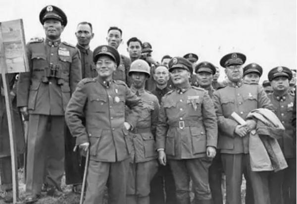 蔣緯國回憶：在大陸時，一位少將與上校向他下跪的經歷