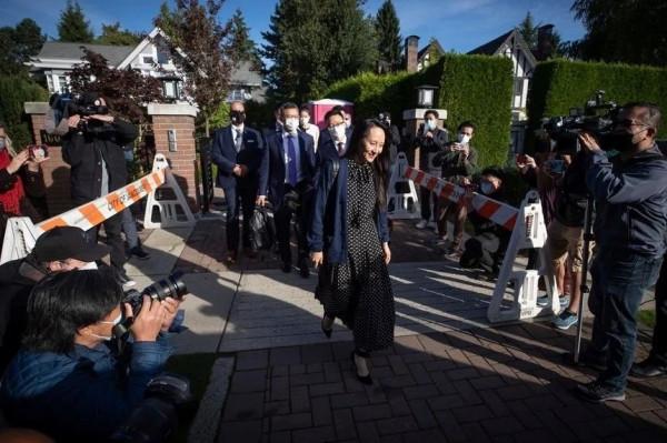 孟晚舟迴歸祖國，一襲波點裙從容自若，自信的態度讓人敬佩