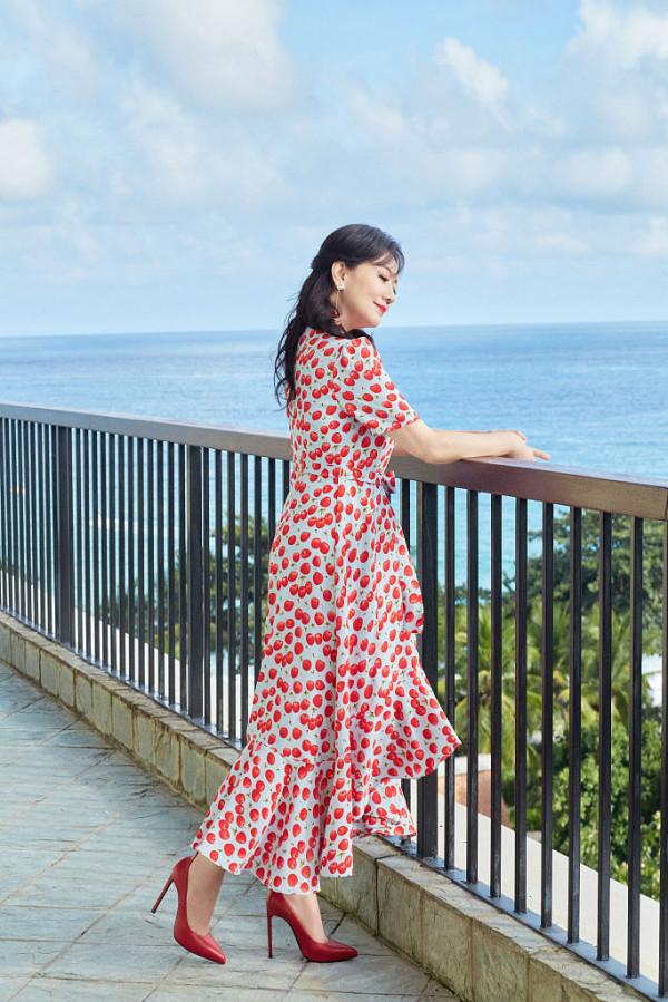 趙雅芝海邊度假大片釋出甜美可人 穿波點紅裙笑容粲然似仙女