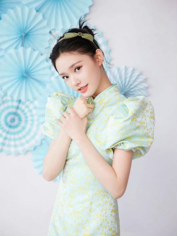 Twins合體鄧紫棋瘦脫型，景甜廉價禮服穿出富貴感，溫碧霞似公主