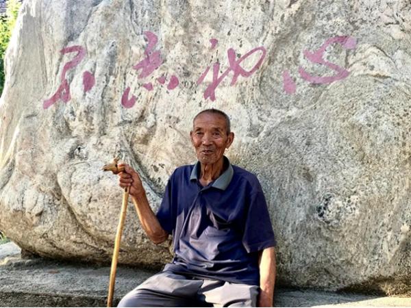 王二小墓地現狀：葬於犧牲處，兒時玩伴義務守墓59年