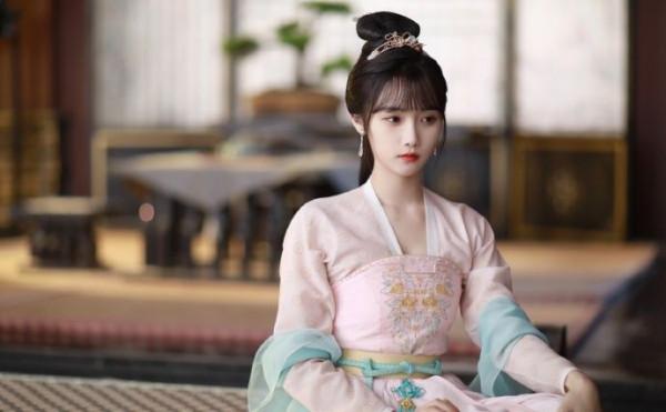 《嘉南傳》比起鞠婧禕誇張的裝扮,圓臉的王奕婷顯得格外清純靈動 《嘉南傳》比起鞠婧禕誇張的裝扮,圓臉的王奕婷顯得格外清純靈動