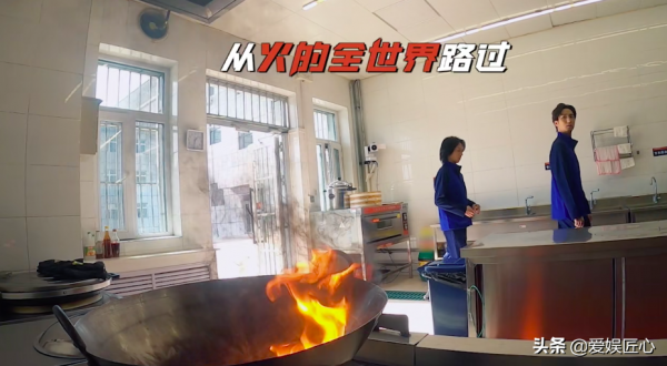 毫無常識!張淇用水撲滅燃氣罐,險些釀成大禍,幸虧張晉及時制止 毫無常識!張淇用水撲滅燃氣罐,險些釀成大禍,幸虧張晉及時制止