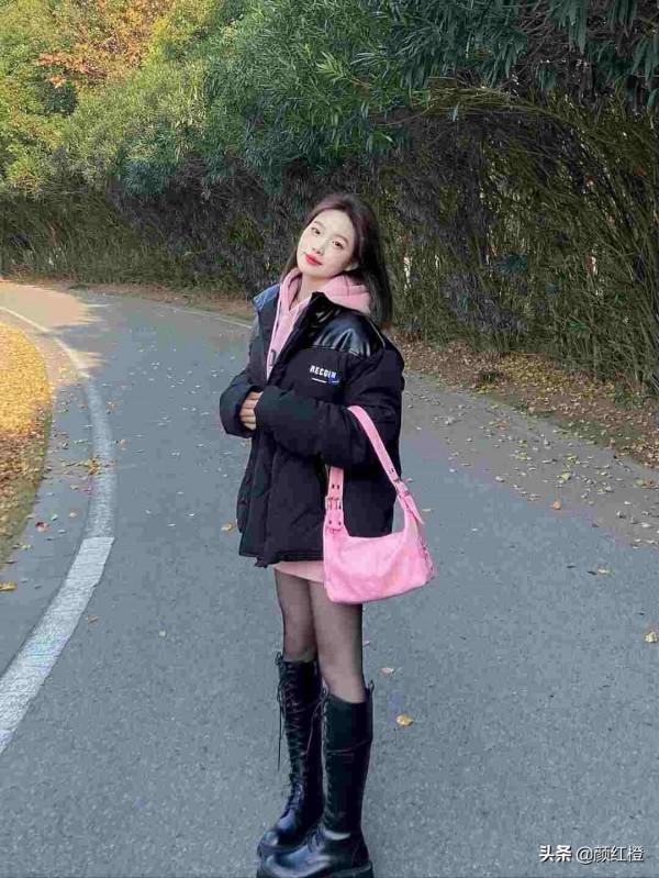 今年冬天穿衣流行“黑+粉”，酷炫瀟灑又不失溫柔感，誰穿誰美