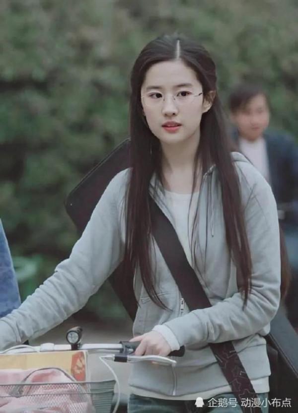 盤點12位女明星，田靜很清純，迪麗熱巴底子好，娜娜很驚訝