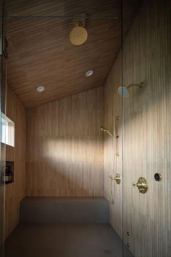 被玻璃包裹著的現代山景住宅，單玻磁控百葉窗能為其錦上添花