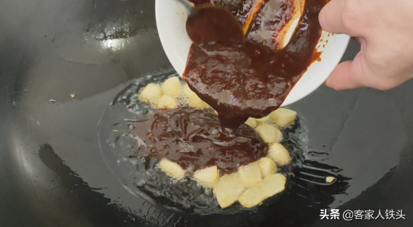 廣式羊肉煲正宗做法，掌握好關鍵一步，皮爽肉香味美，越吃越過癮