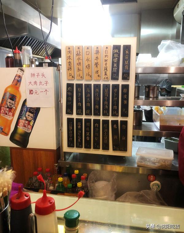 吃飯之前先領桌布自己鋪上,3塊錢肉汁辣椒和免費酸菜湯都不錯 吃飯之前先領桌布自己鋪上,3塊錢肉汁辣椒和免費酸菜湯都不錯